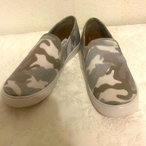 Steve Madden Safary camo print fabric, elastic side vents